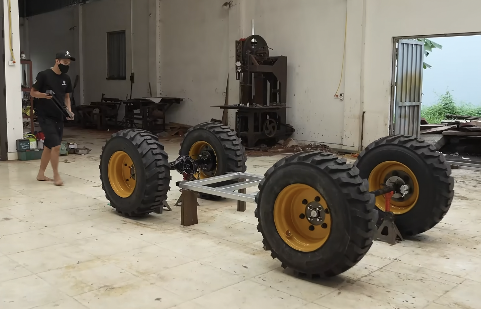 Khám Phá Chiếc Xe Địa Hình Bằng Gỗ Đặc Biệt Từ Người Thợ Mộc Việt Nam - Ảnh 2.
