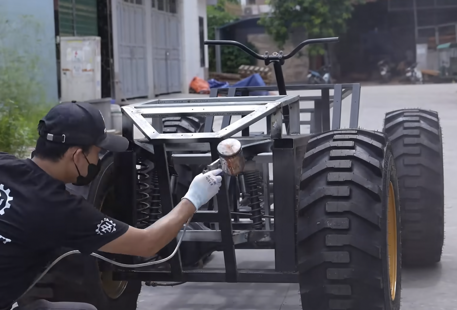 Khám Phá Chiếc Xe Địa Hình Bằng Gỗ Đặc Biệt Từ Người Thợ Mộc Việt Nam - Ảnh 3.