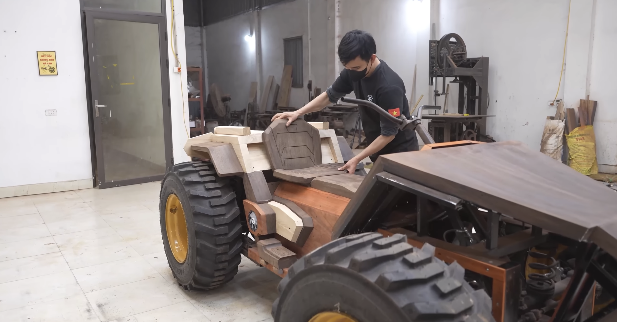 Khám Phá Chiếc Xe Địa Hình Bằng Gỗ Đặc Biệt Từ Người Thợ Mộc Việt Nam - Ảnh 4.