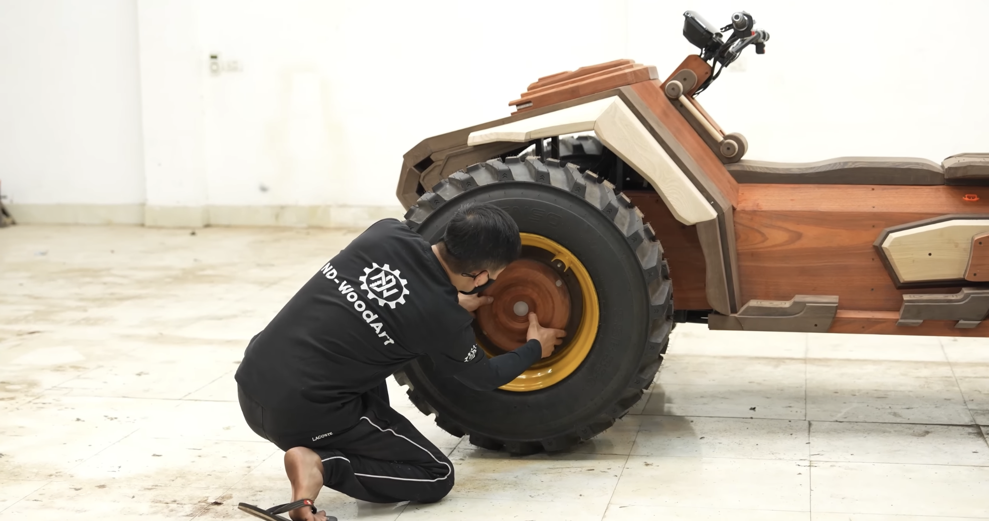 Khám Phá Chiếc Xe Địa Hình Bằng Gỗ Đặc Biệt Từ Người Thợ Mộc Việt Nam - Ảnh 9.