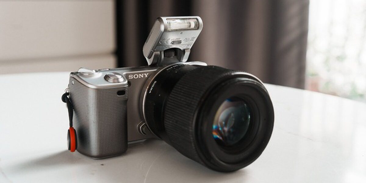Sony NEX-5 cũ: bộ máy giá nhẹ, ảnh vẫn đẹp — nhưng cần hiểu rõ trước khi mua