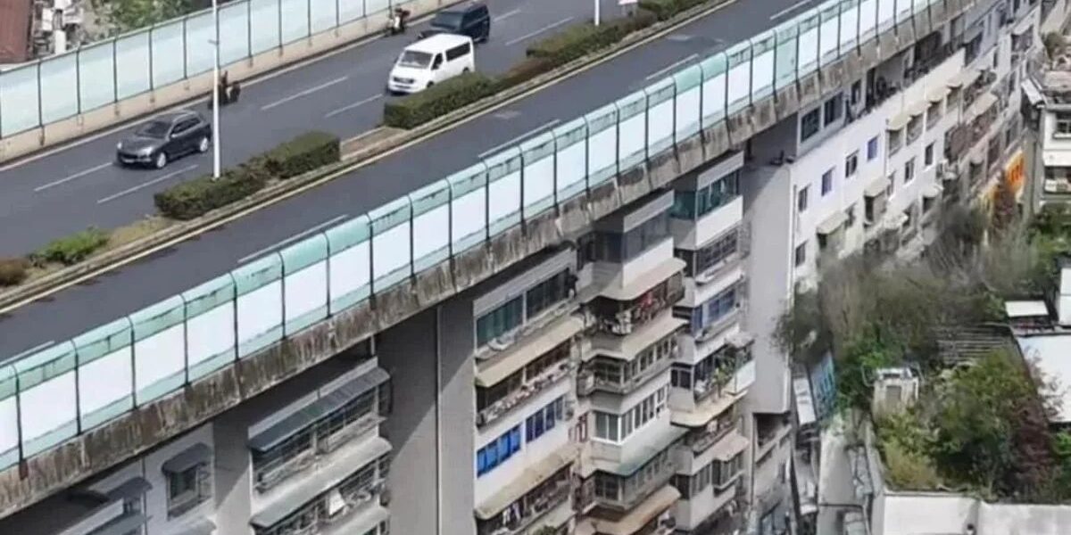 Cuộc Sống Kỳ Lạ Dưới Đường Cao Tốc Trung Quốc: Khám Phá Dự Án Nhà Ở Độc Đáo
