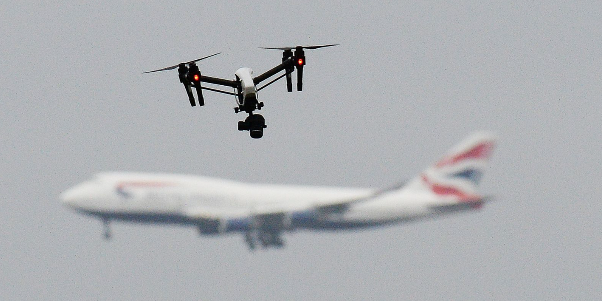 Khi một thiết bị nhỏ làm tắc nghẽn đường bay: thực trạng drone gần sân bay