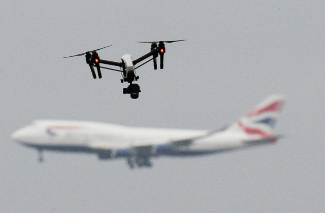 Khi một thiết bị nhỏ làm tắc nghẽn đường bay: thực trạng drone gần sân bay