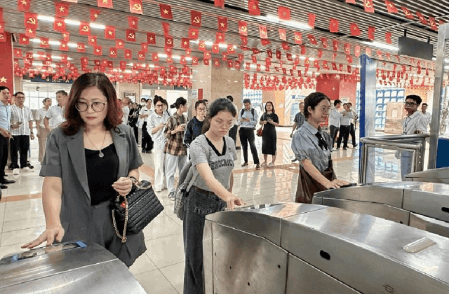 Hà Nội ra mắt giải pháp giao thông liên hoàn: Metro kết nối thẳng với xe công nghệ