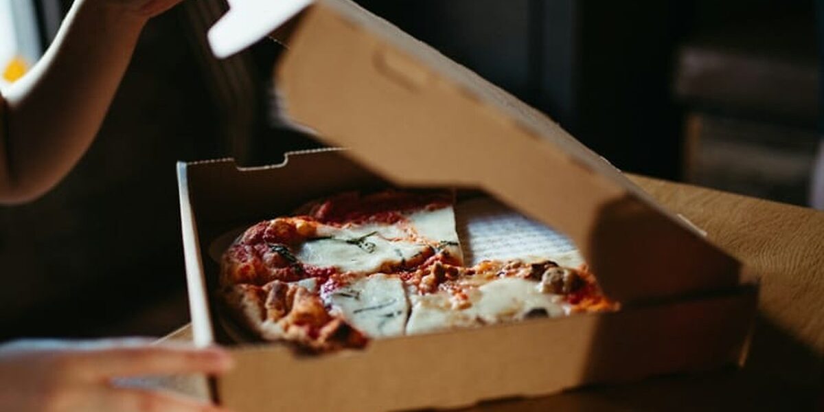 Mạo danh đặt hàng pizza gây khủng hoảng: vụ bắt 23 tuổi ở Szczecin và hệ quả cho nhà hàng
