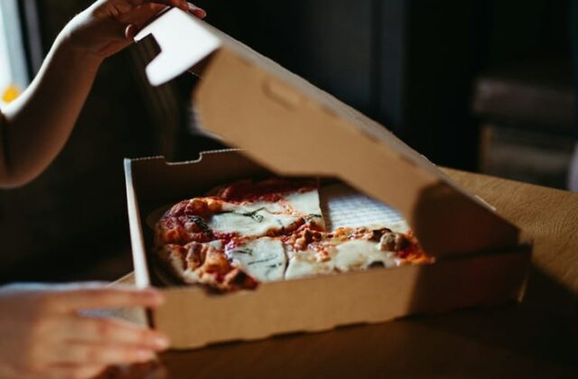 Mạo danh đặt hàng pizza gây khủng hoảng: vụ bắt 23 tuổi ở Szczecin và hệ quả cho nhà hàng