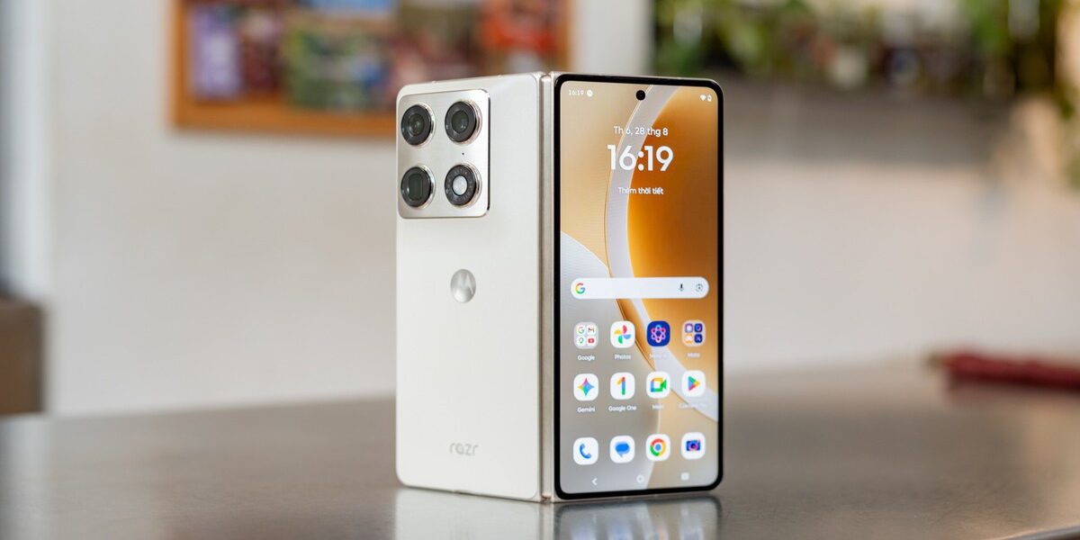 Razr Fold — Motorola đánh cược vào phân khúc smartphone gập cao cấp