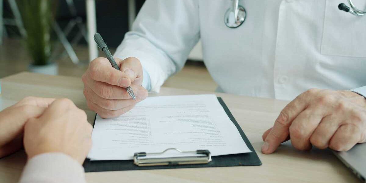 Vì sao chữ viết của bác sĩ thường khó đọc và cách giảm rủi ro khi nhận đơn