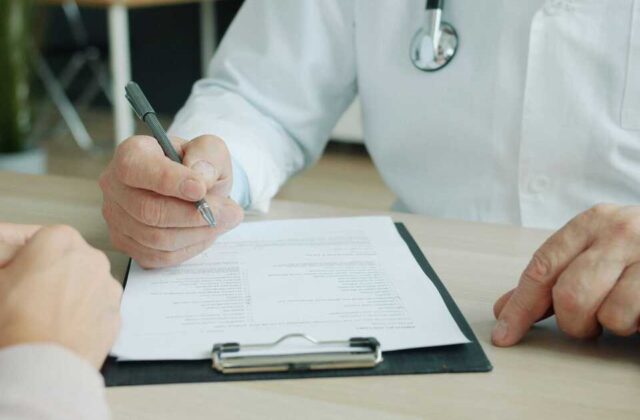 Vì sao chữ viết của bác sĩ thường khó đọc và cách giảm rủi ro khi nhận đơn