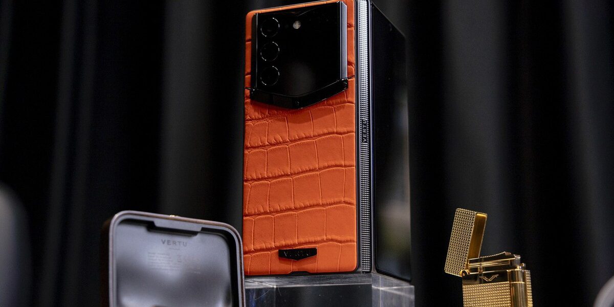 Vertu AlphaFold ra mắt tại Việt Nam: điện thoại gập cho khách hàng siêu cao cấp