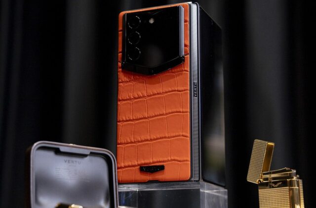 Vertu AlphaFold ra mắt tại Việt Nam: điện thoại gập cho khách hàng siêu cao cấp