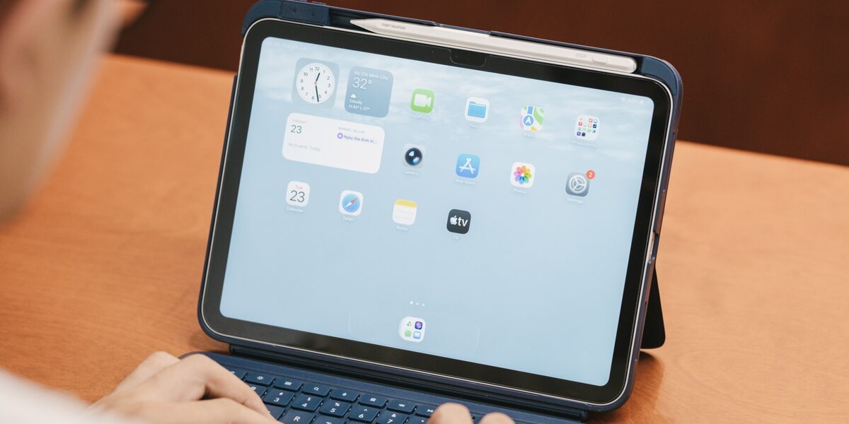 Bàn phím Flex cho iPad: ESR ra case gõ rời pin lâu, giá hợp lý