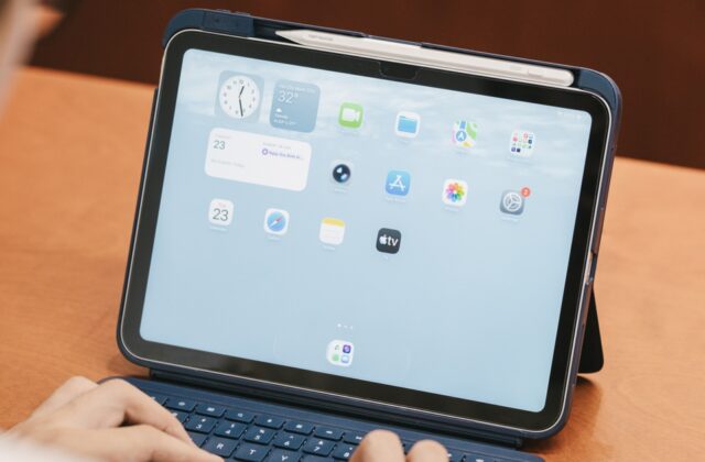 Bàn phím Flex cho iPad: ESR ra case gõ rời pin lâu, giá hợp lý