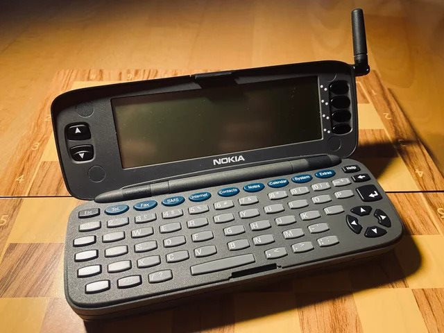 had-this-nokia-9000-communicator-laying-on-my-shelf-for-a-v0-1kwsi1nyquwa1-1-1787051750718-1787051751137342131380 Ngày xưa ai mà dùng chiếc Nokia 9000 Communicator này thì "sang chảnh" kém gì iPhone 17 Pro Max bây giờ - Ảnh 1.