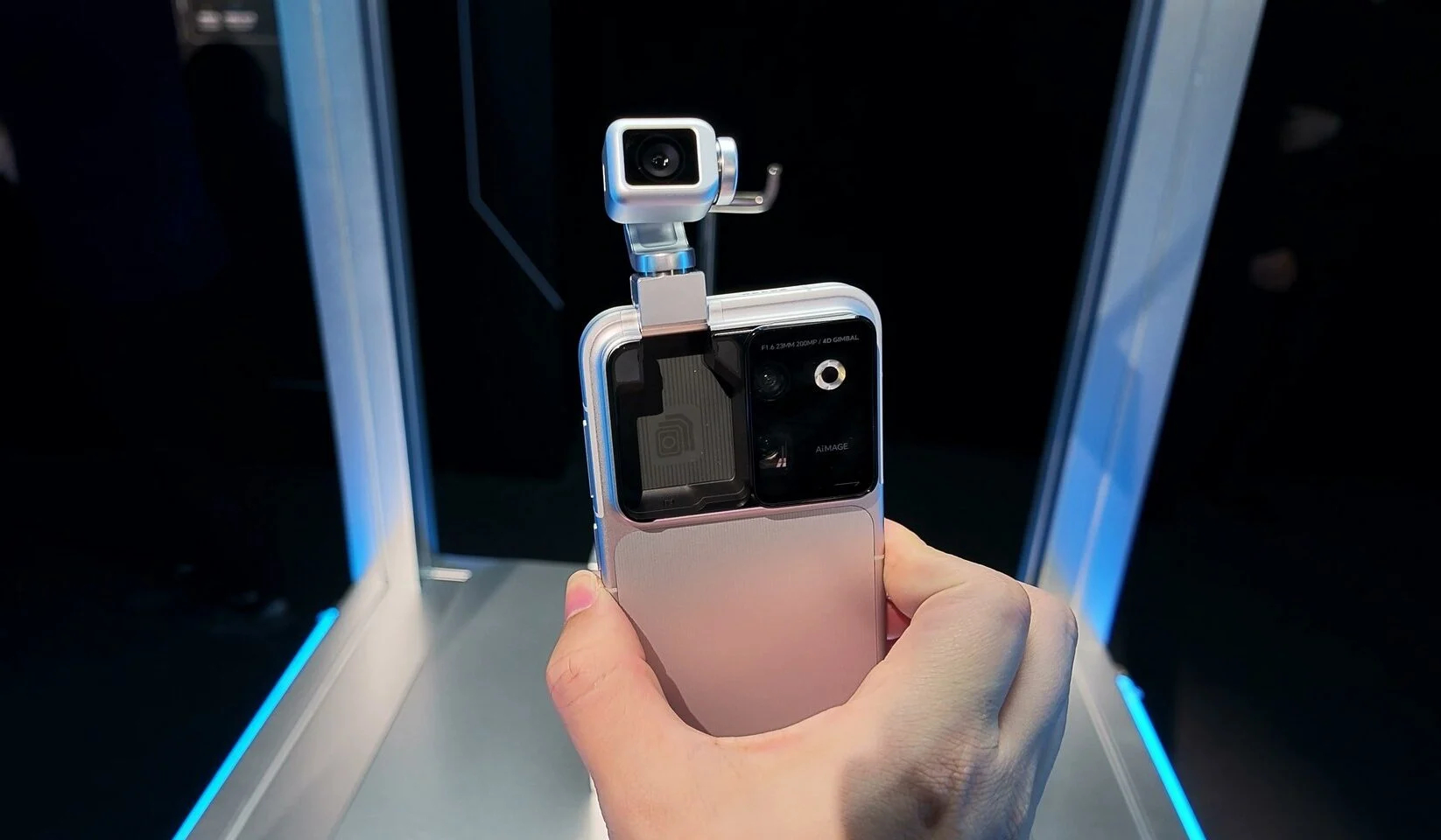 honor-robot-phone01-e1786704897634-1787426768667-1787426769007631061964