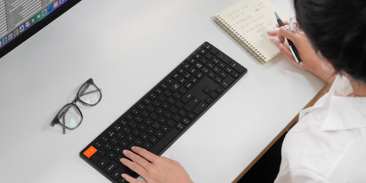 Đánh giá HyperOne Gen 3 Plus: bàn phím full‑size bằng nhôm, pin lâu và kết nối đa thiết bị