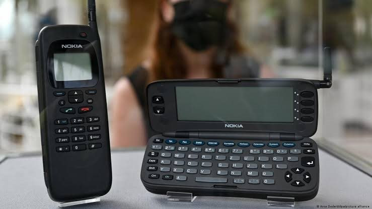 images-1-1787051752996-17870517532581016154622 Ngày xưa ai mà dùng chiếc Nokia 9000 Communicator này thì "sang chảnh" kém gì iPhone 17 Pro Max bây giờ - Ảnh 3.