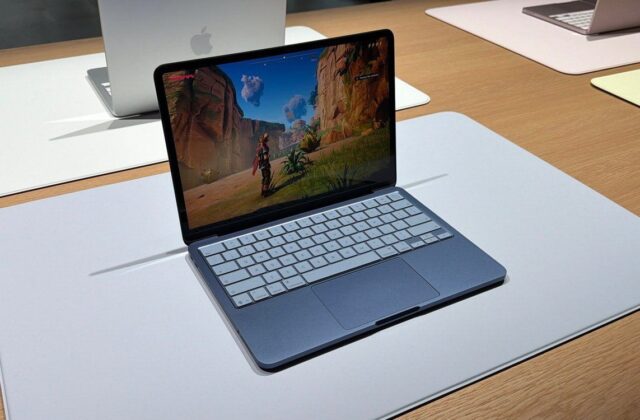 MacBook Neo: Chiến lược bán máy rẻ để thu lợi từ dịch vụ