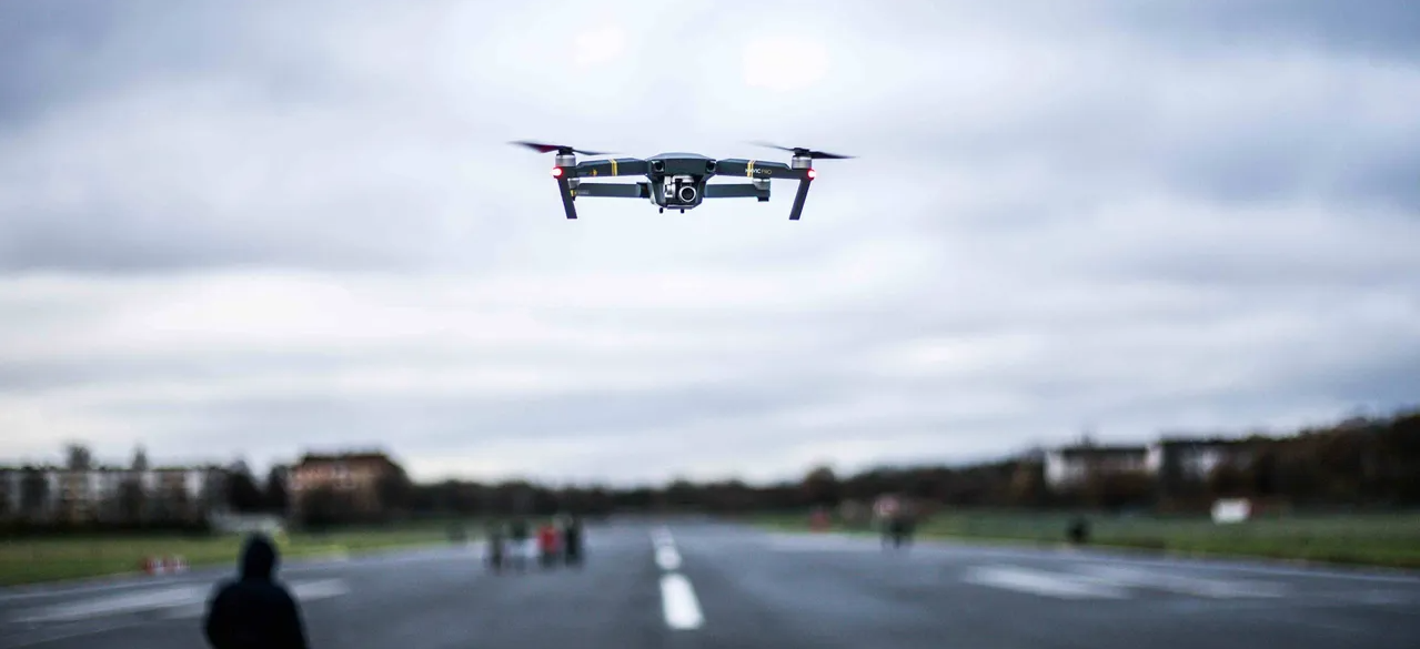 screenshot-from-2026-08-12-16-00-27-1786581440652-17865814410371420251402 Drone từng là món đồ chơi vài triệu đồng, giờ có thể khiến máy bay chở khách phải đổi hướng - Ảnh 2.