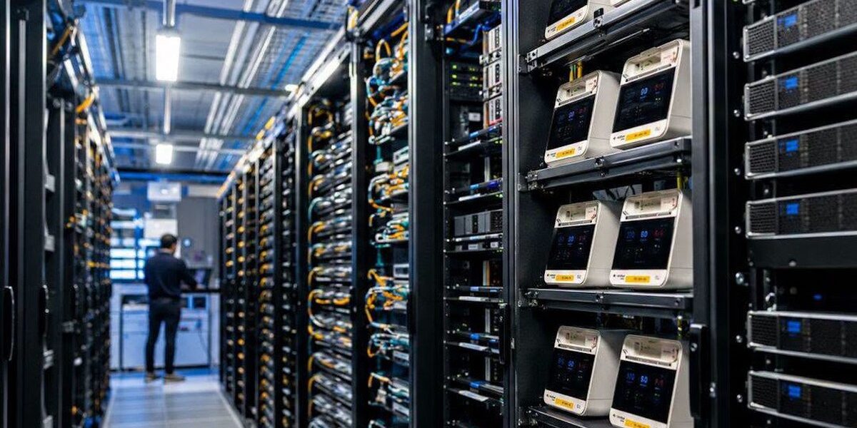 Khi tế bào sống tham gia xử lý dữ liệu: Góc nhìn về trung tâm dữ liệu sinh học đầu tiên