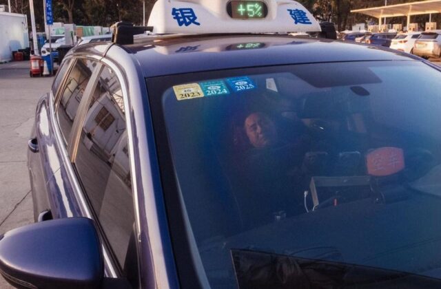 Không chỗ sửa xe điện: vì sao chủ xe phải lăn bánh hàng chục km?
