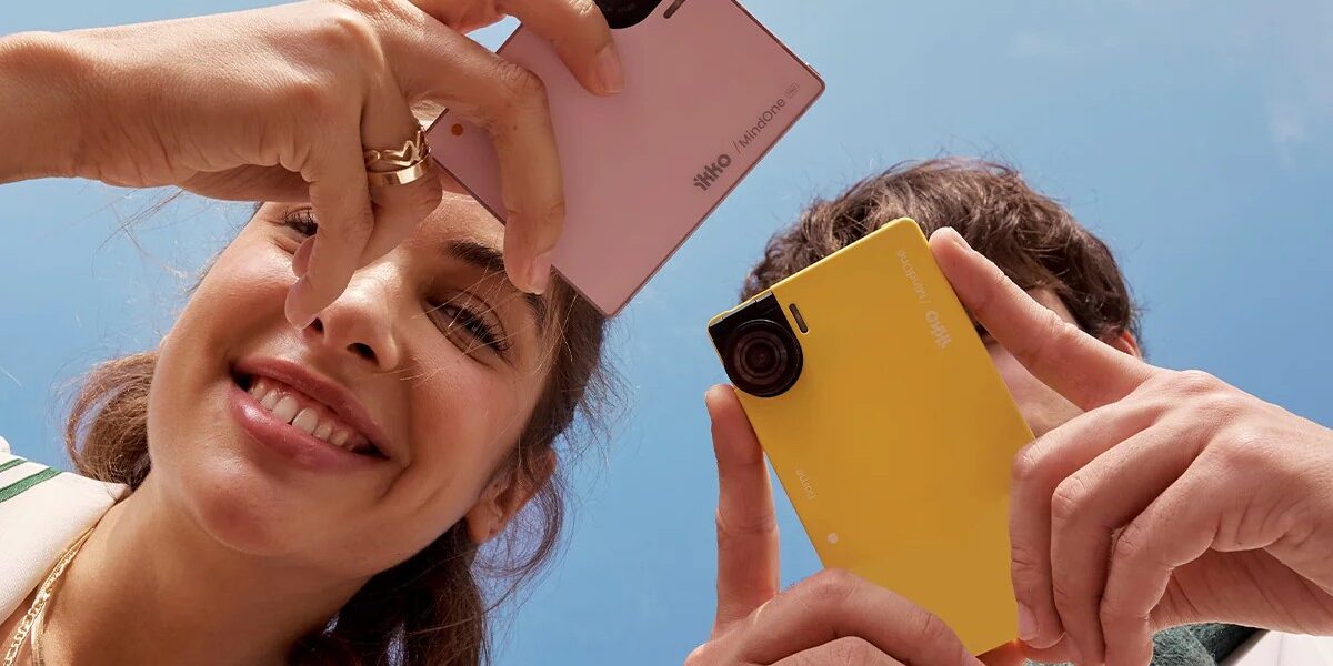 iKKO MindOne Pro: Smartphone siêu gọn với màn hình vuông, camera xoay và case QWERTY