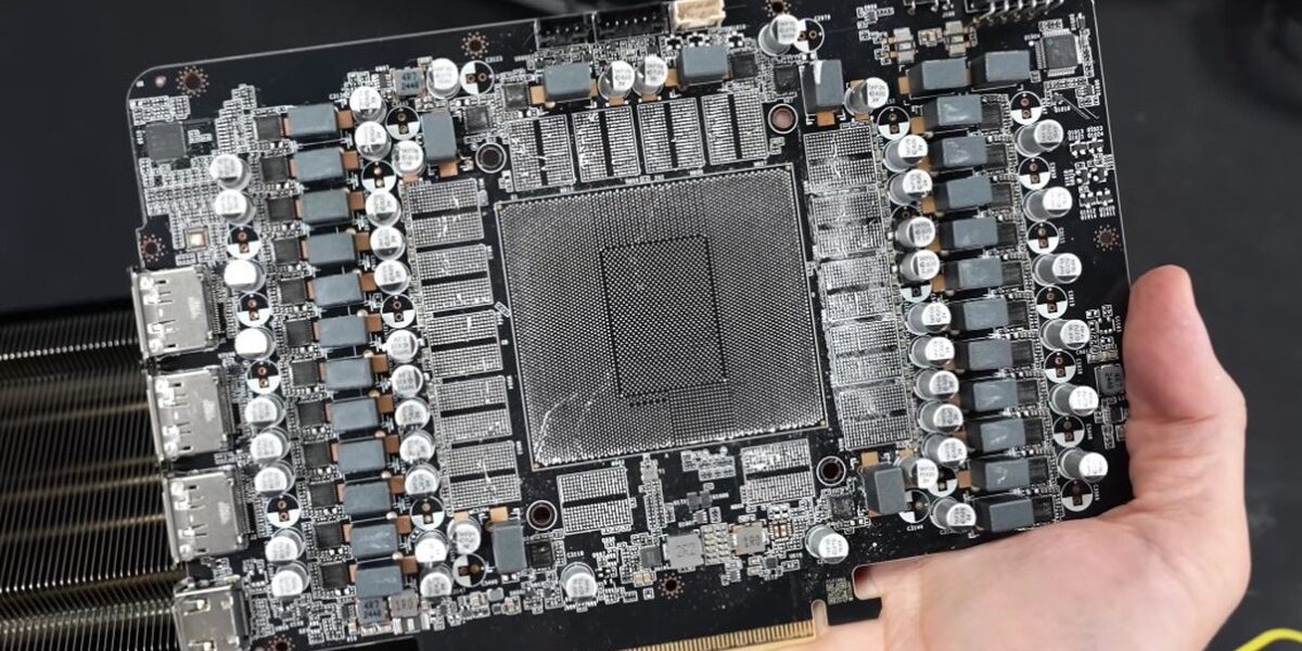 Mất linh kiện bên trong: Bài học đắt giá khi mua RTX 5090 qua chợ đồ cũ