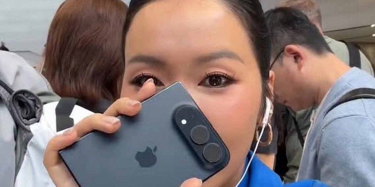 Trải nghiệm iPhone Duo tại Apple Park: Màn hình gập 7.6 inch, khung Titanium và cảm nhận thực tế