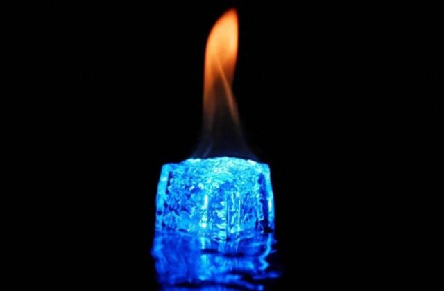 Băng siêu ion lục giác (hcp): phát hiện mới ở hơn 2.300°C và ý nghĩa cho các hành tinh băng