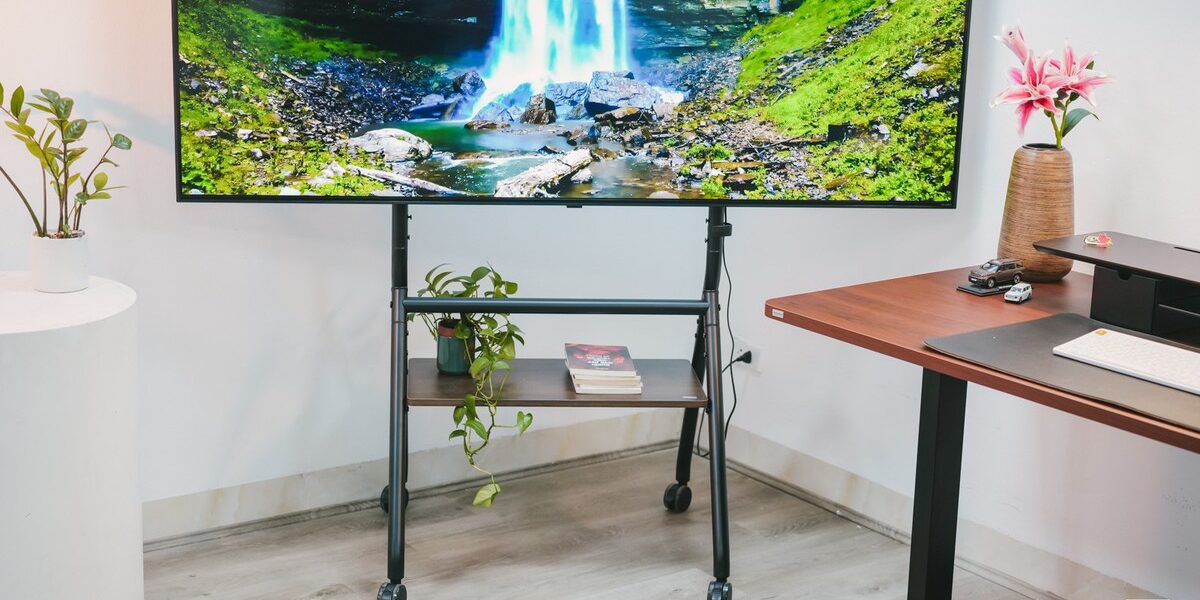 Giá treo TV di động: HyperWork Era Stand TVC03 có phù hợp cho studio và văn phòng?